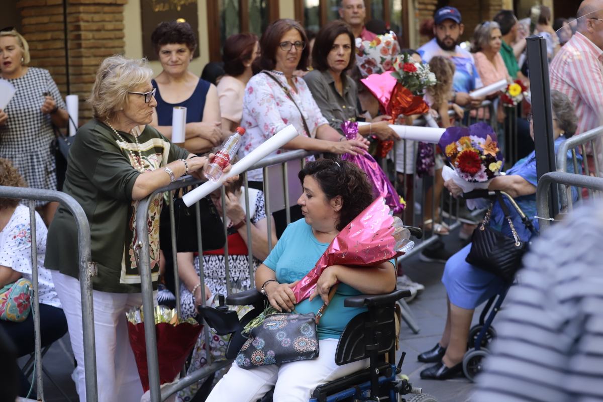 Miles de granadinos se reúnen en la Carrera para llenar de color la Basílica de las Angustias 