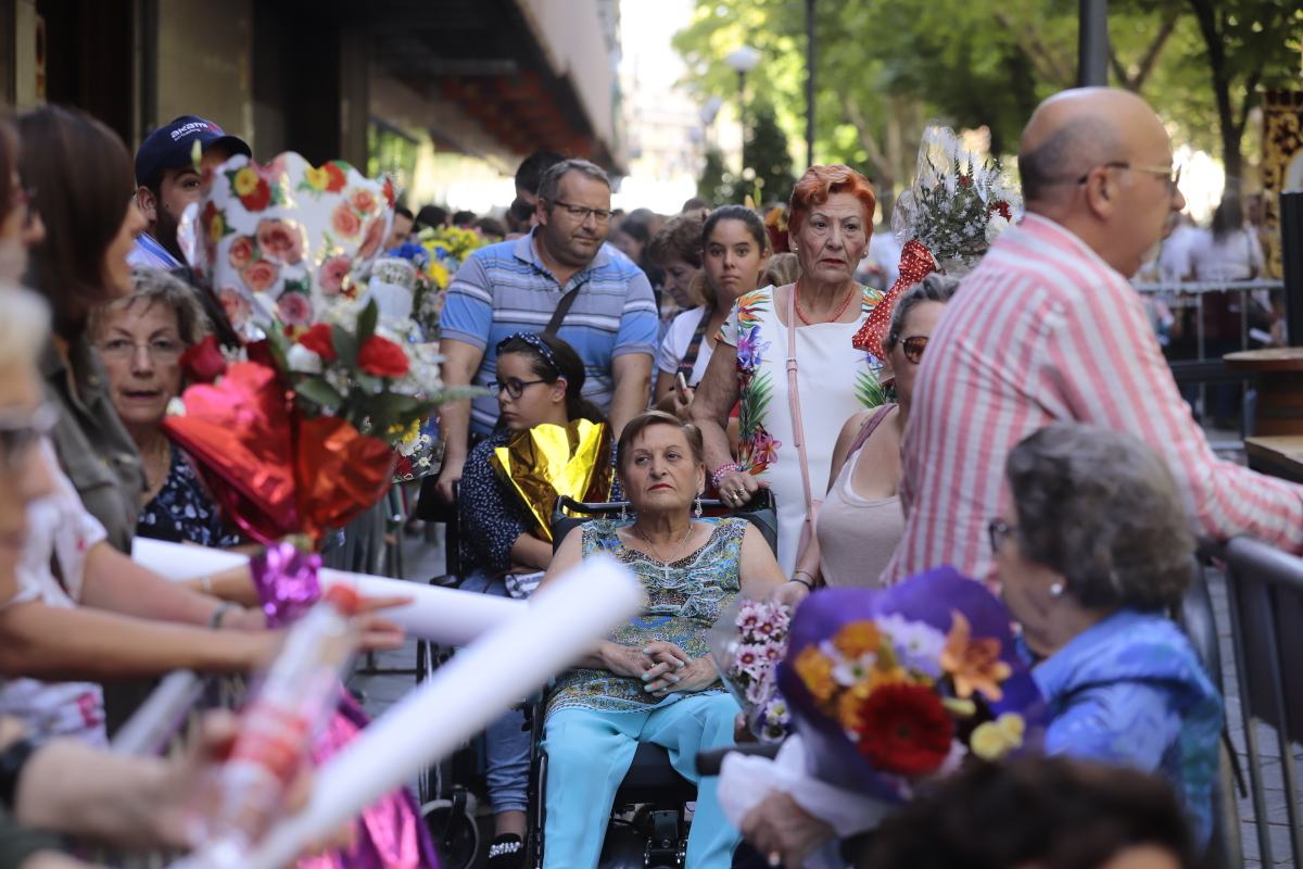 Miles de granadinos se reúnen en la Carrera para llenar de color la Basílica de las Angustias 