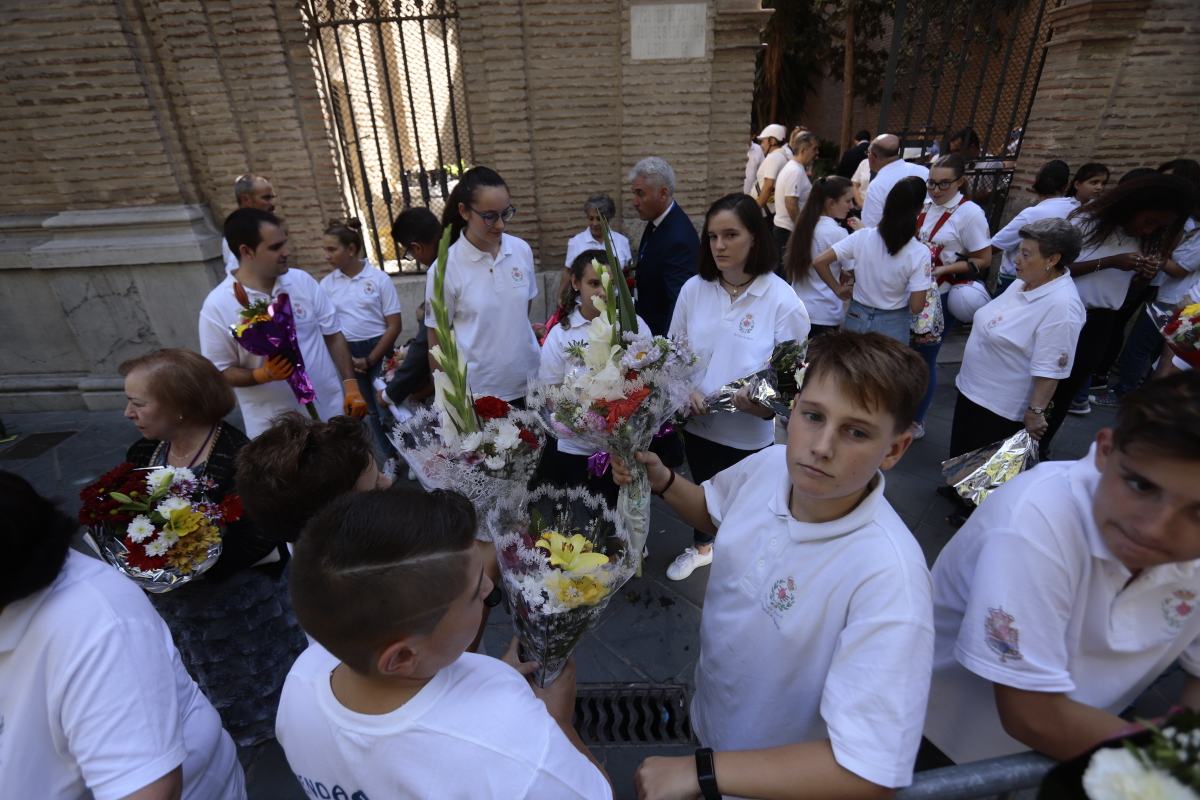 Miles de granadinos se reúnen en la Carrera para llenar de color la Basílica de las Angustias 