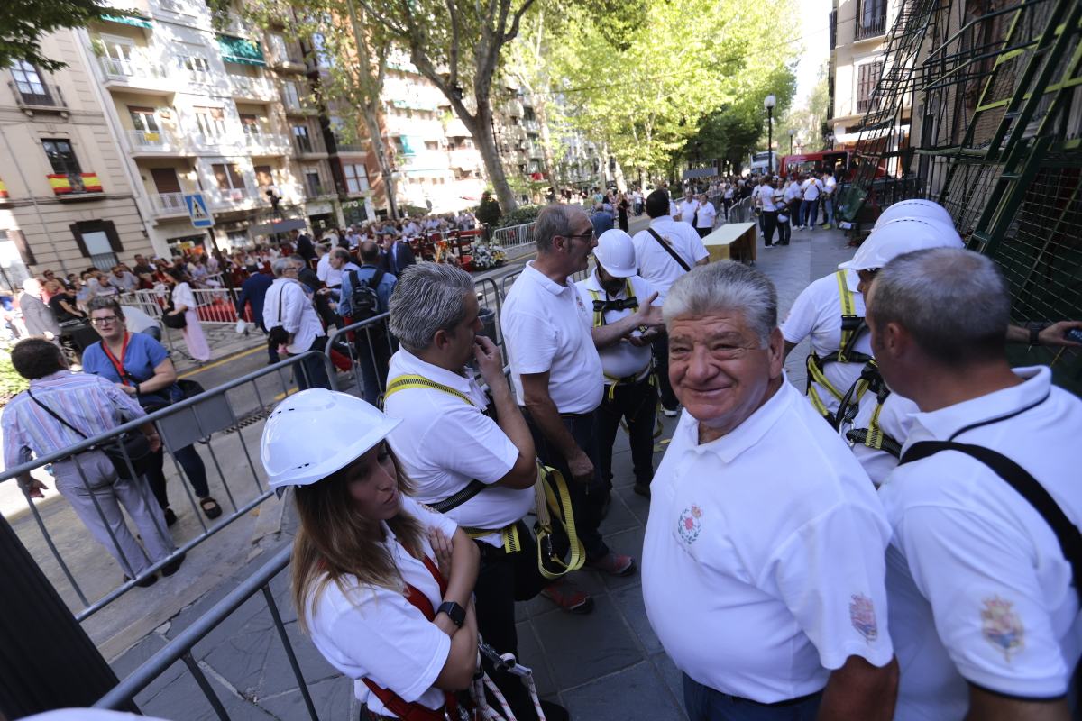 Miles de granadinos se reúnen en la Carrera para llenar de color la Basílica de las Angustias 