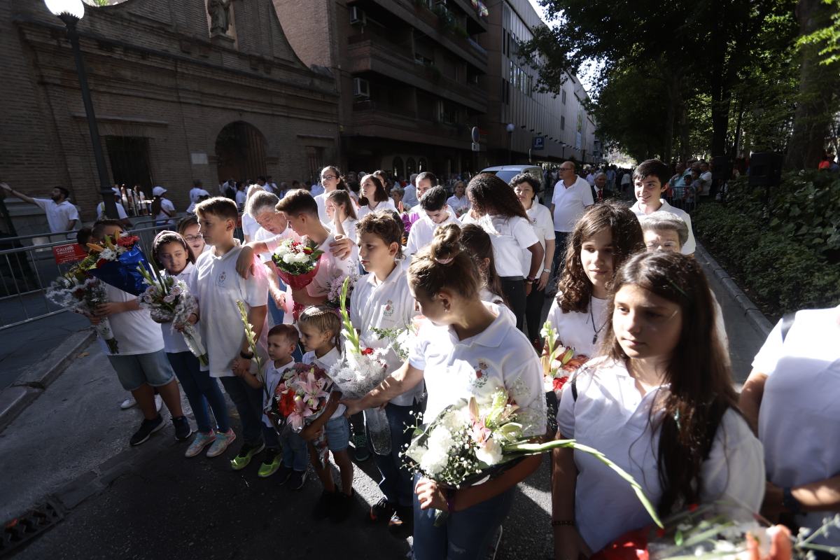 Miles de granadinos se reúnen en la Carrera para llenar de color la Basílica de las Angustias 