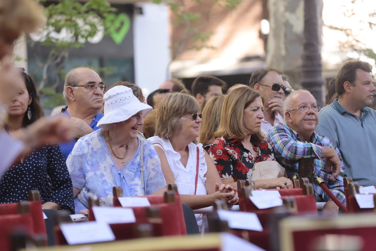 Miles de granadinos se reúnen en la Carrera para llenar de color la Basílica de las Angustias 