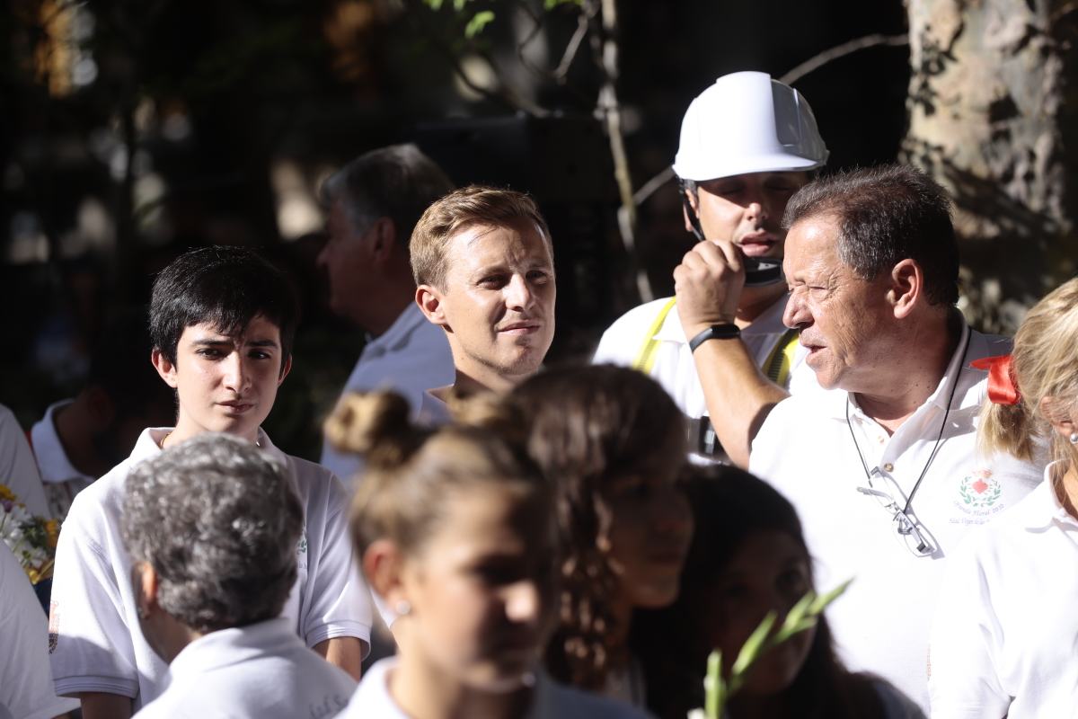 Miles de granadinos se reúnen en la Carrera para llenar de color la Basílica de las Angustias 