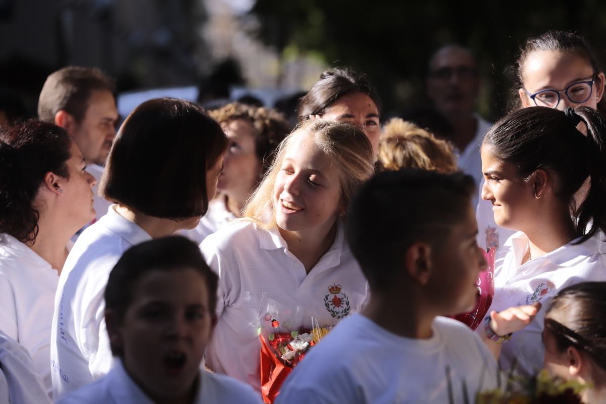 Miles de granadinos se reúnen en la Carrera para llenar de color la Basílica de las Angustias 