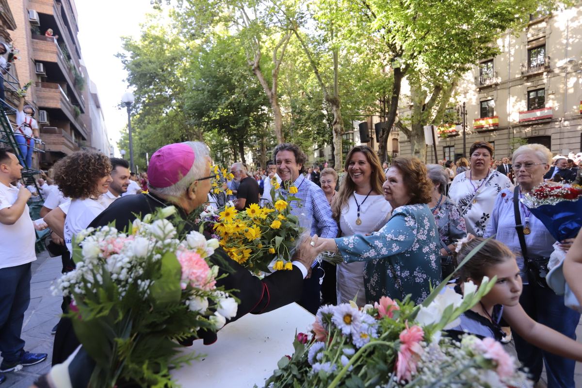 Miles de granadinos se reúnen en la Carrera para llenar de color la Basílica de las Angustias 