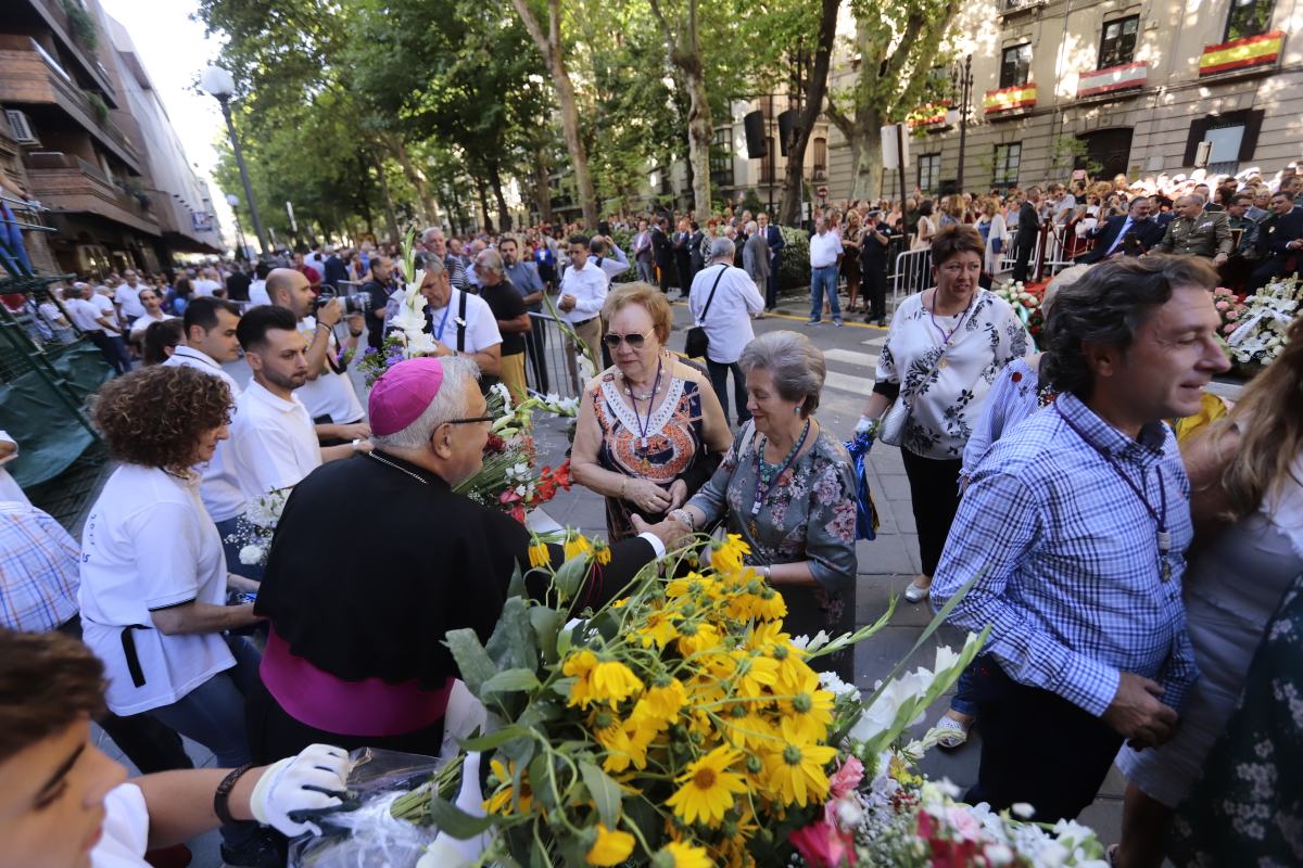 Miles de granadinos se reúnen en la Carrera para llenar de color la Basílica de las Angustias 