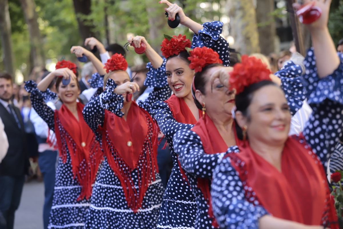 Miles de granadinos se reúnen en la Carrera para llenar de color la Basílica de las Angustias 