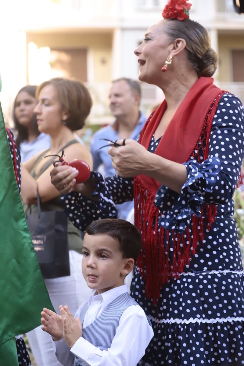 Miles de granadinos se reúnen en la Carrera para llenar de color la Basílica de las Angustias 