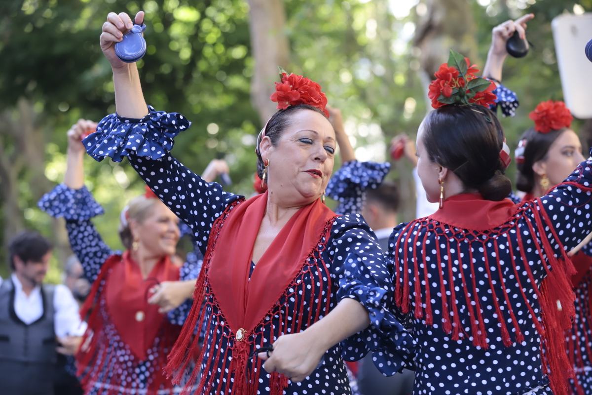 Miles de granadinos se reúnen en la Carrera para llenar de color la Basílica de las Angustias 