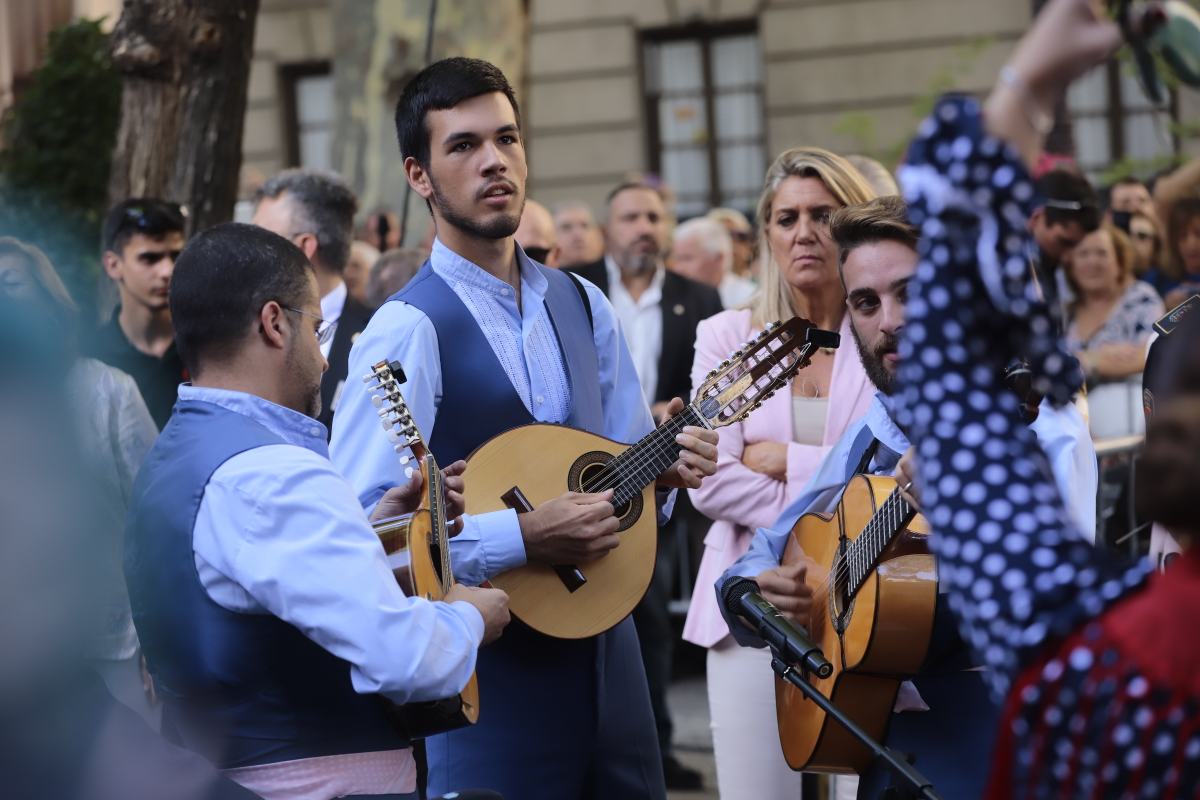 Miles de granadinos se reúnen en la Carrera para llenar de color la Basílica de las Angustias 