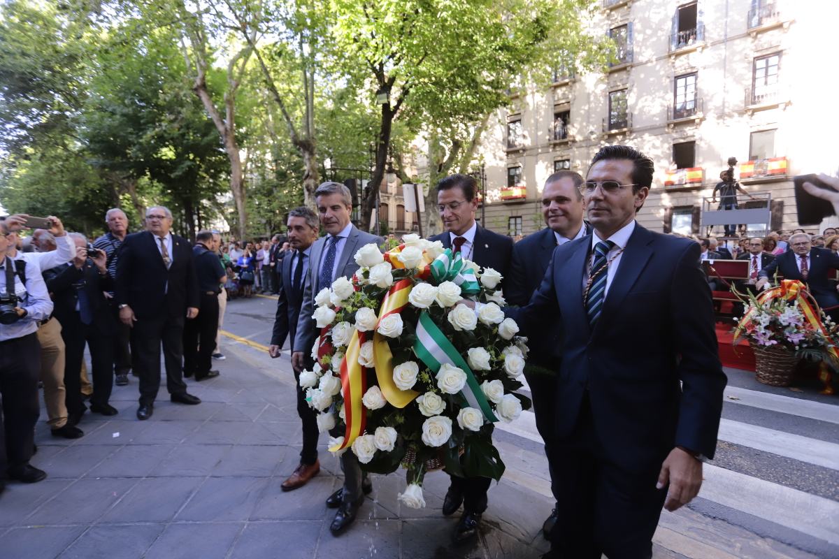 Miles de granadinos se reúnen en la Carrera para llenar de color la Basílica de las Angustias 