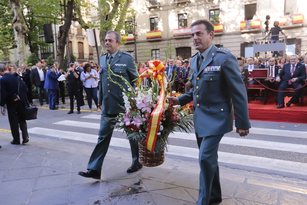 Miles de granadinos se reúnen en la Carrera para llenar de color la Basílica de las Angustias 