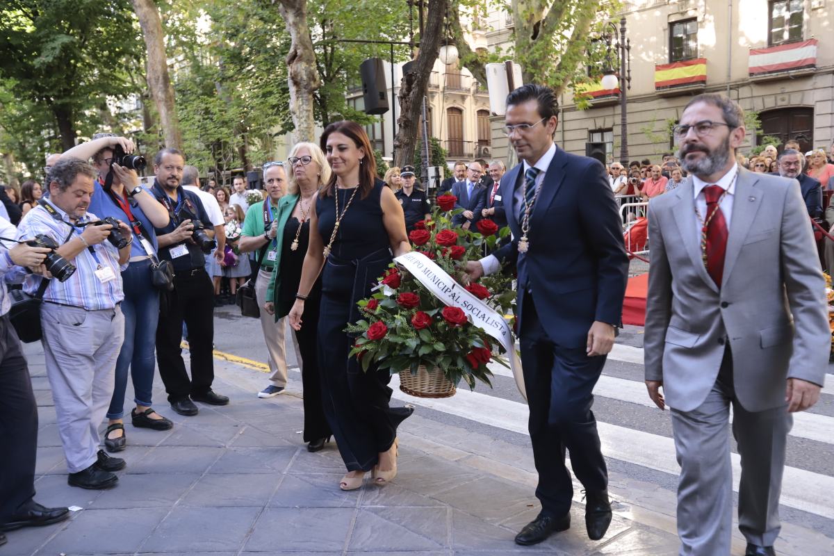 Miles de granadinos se reúnen en la Carrera para llenar de color la Basílica de las Angustias 