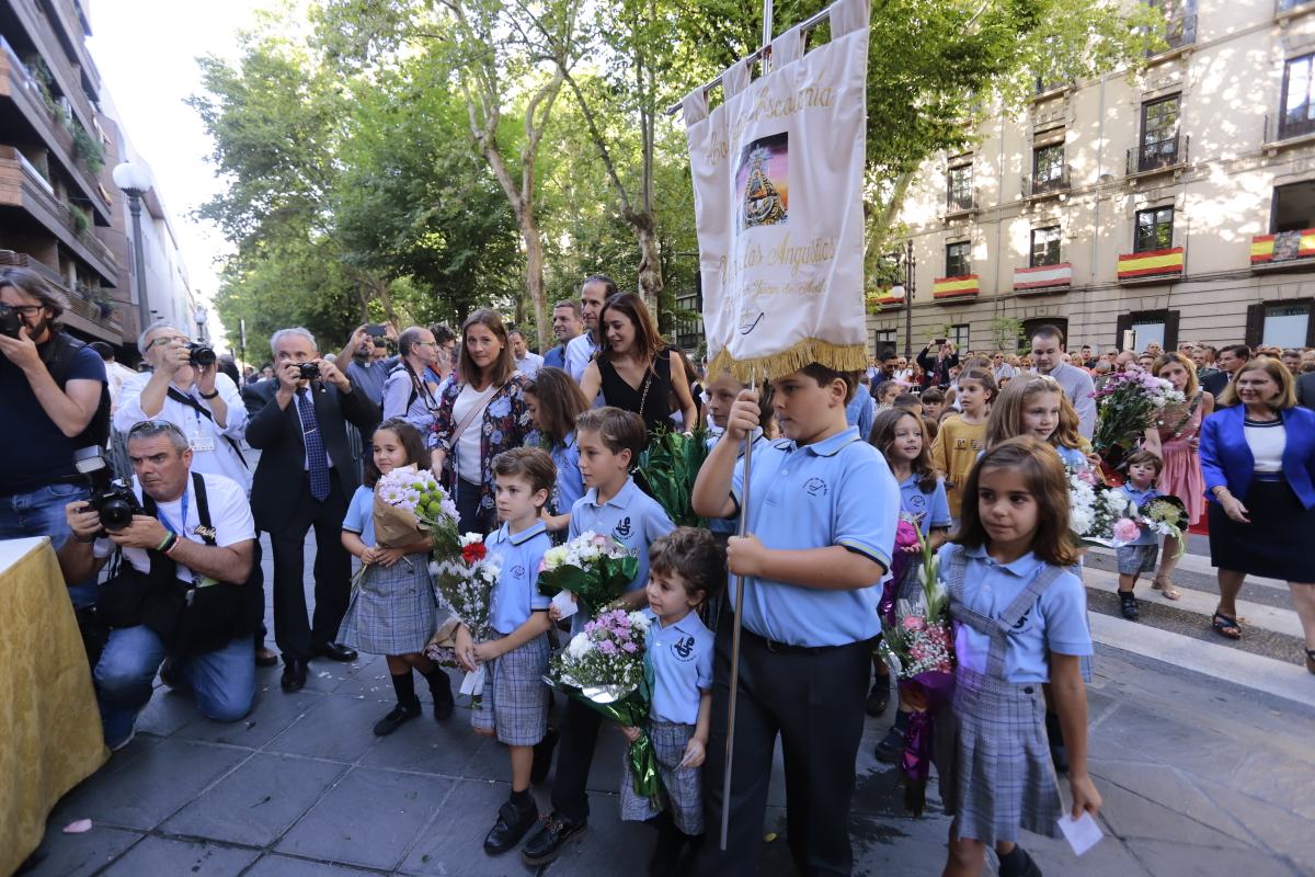 Miles de granadinos se reúnen en la Carrera para llenar de color la Basílica de las Angustias 