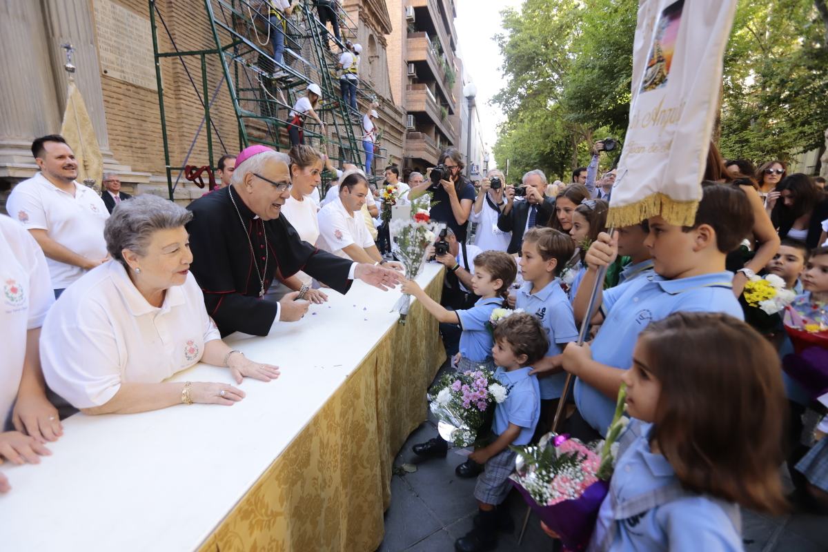 Miles de granadinos se reúnen en la Carrera para llenar de color la Basílica de las Angustias 