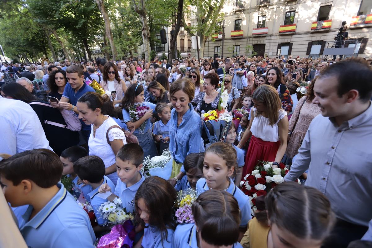 Miles de granadinos se reúnen en la Carrera para llenar de color la Basílica de las Angustias 