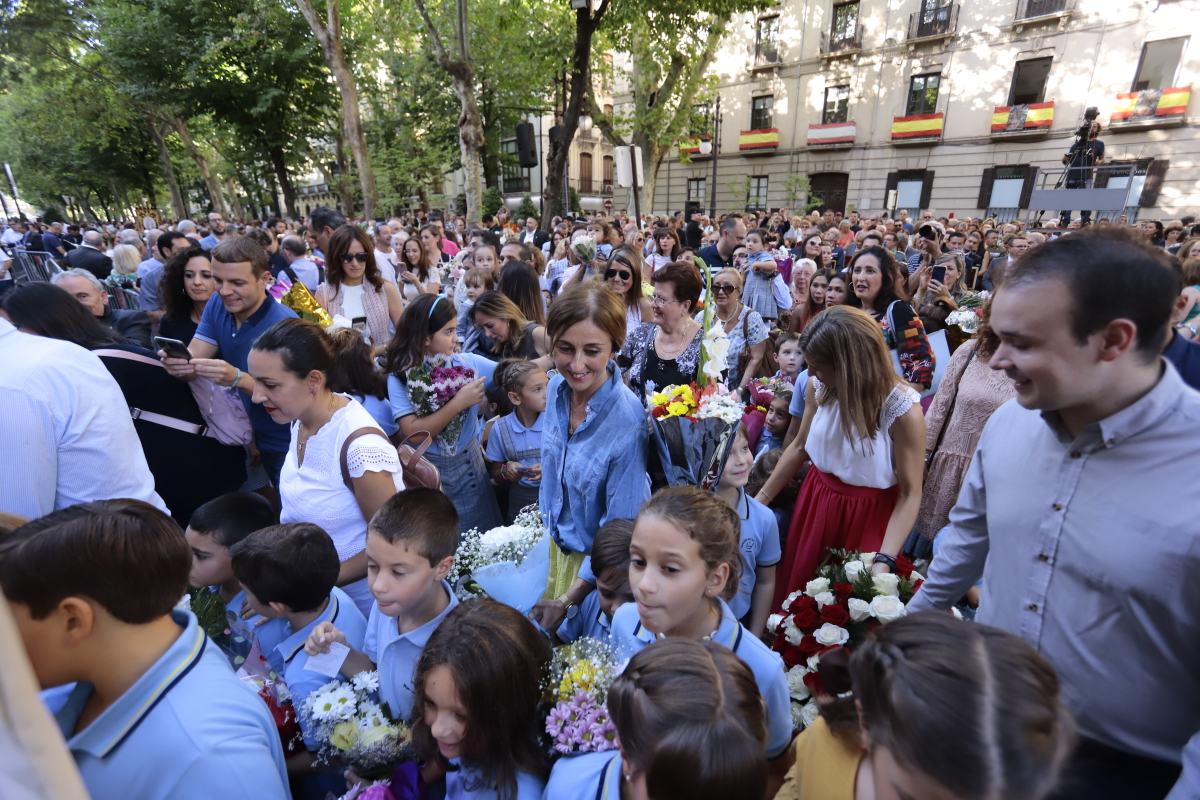 Miles de granadinos se reúnen en la Carrera para llenar de color la Basílica de las Angustias 