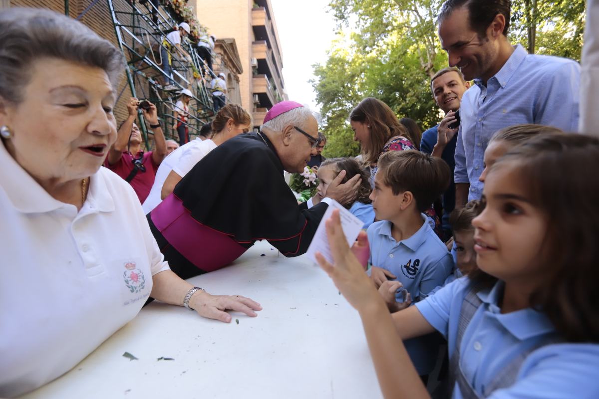 Miles de granadinos se reúnen en la Carrera para llenar de color la Basílica de las Angustias 