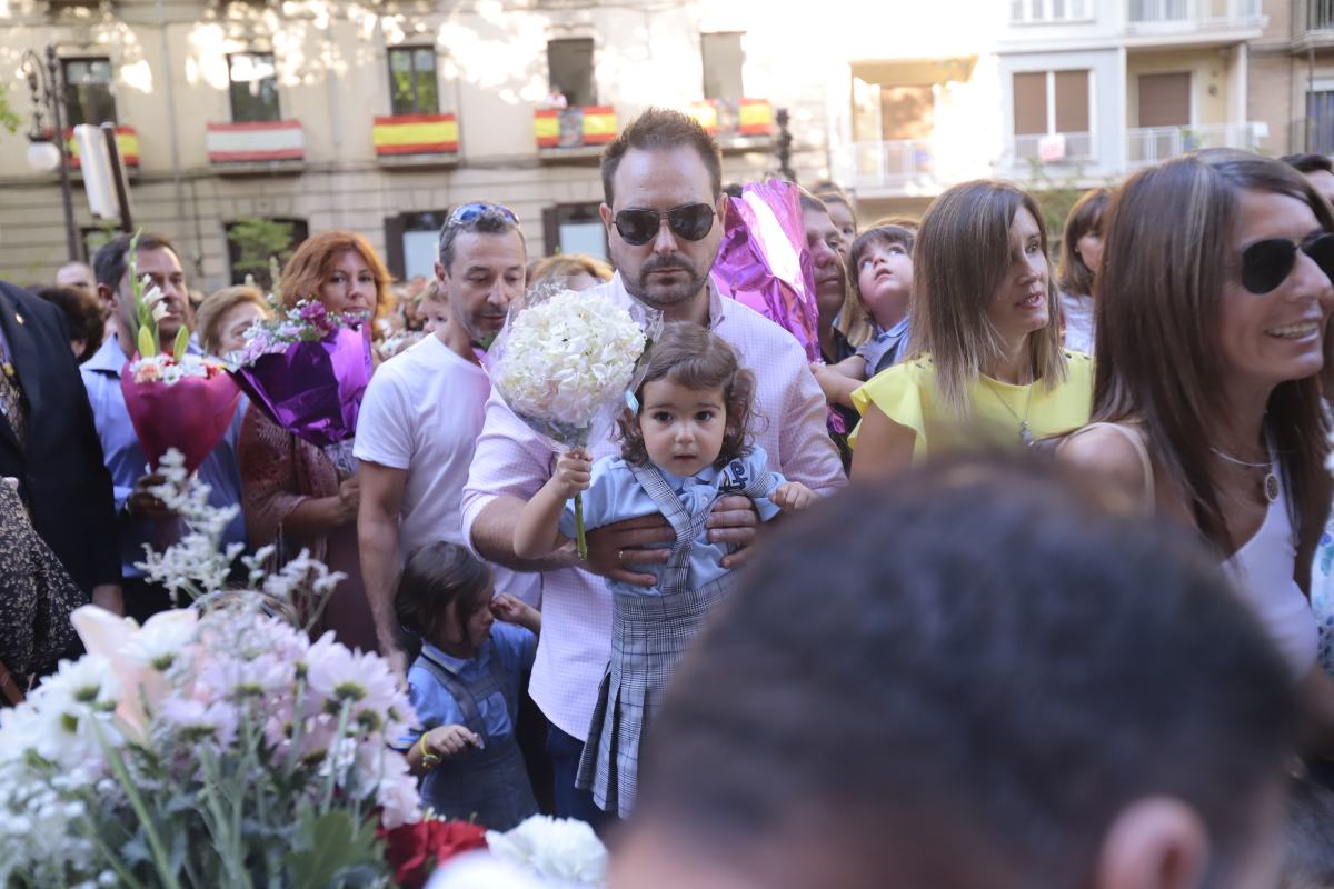 Miles de granadinos se reúnen en la Carrera para llenar de color la Basílica de las Angustias 