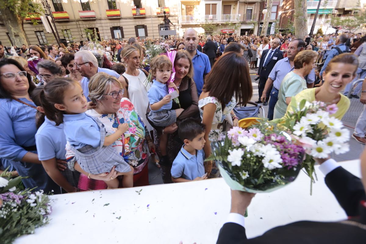 Miles de granadinos se reúnen en la Carrera para llenar de color la Basílica de las Angustias 