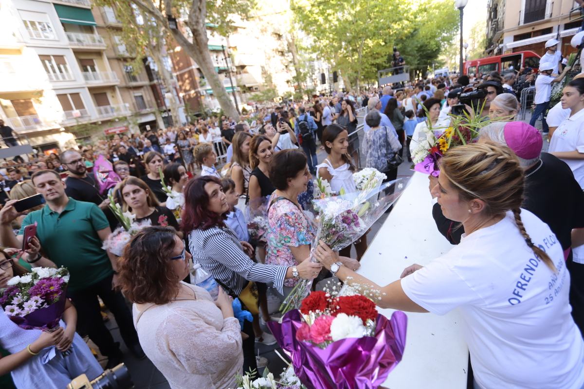 Miles de granadinos se reúnen en la Carrera para llenar de color la Basílica de las Angustias 