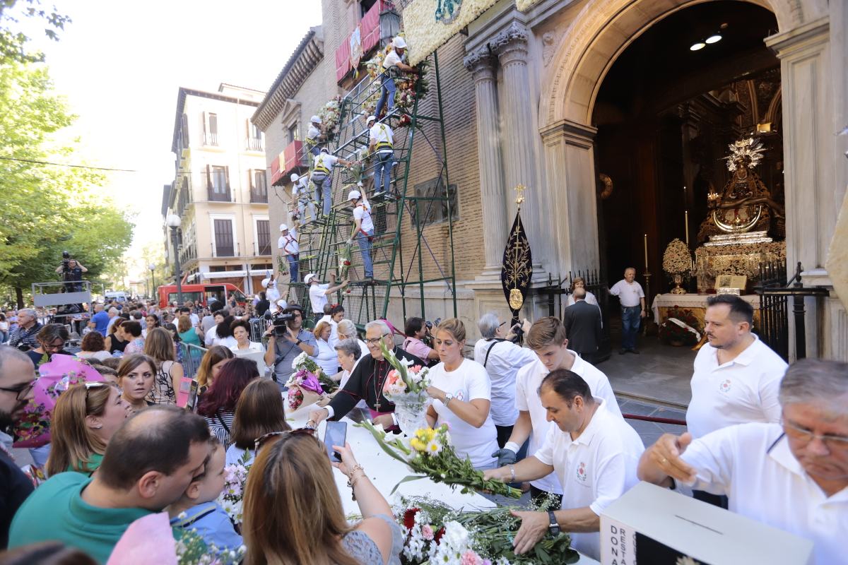 Miles de granadinos se reúnen en la Carrera para llenar de color la Basílica de las Angustias 