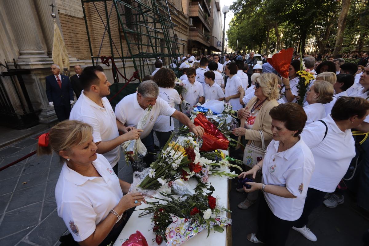 Miles de granadinos se reúnen en la Carrera para llenar de color la Basílica de las Angustias 