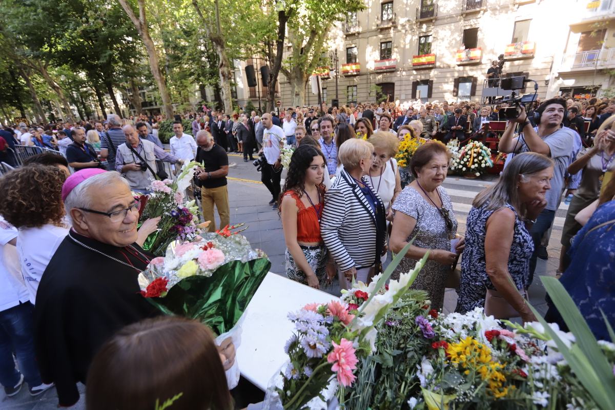 Miles de granadinos se reúnen en la Carrera para llenar de color la Basílica de las Angustias 