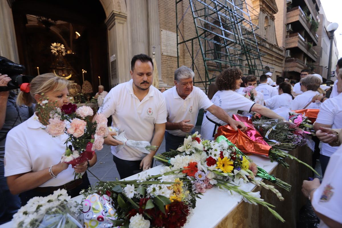 Miles de granadinos se reúnen en la Carrera para llenar de color la Basílica de las Angustias 