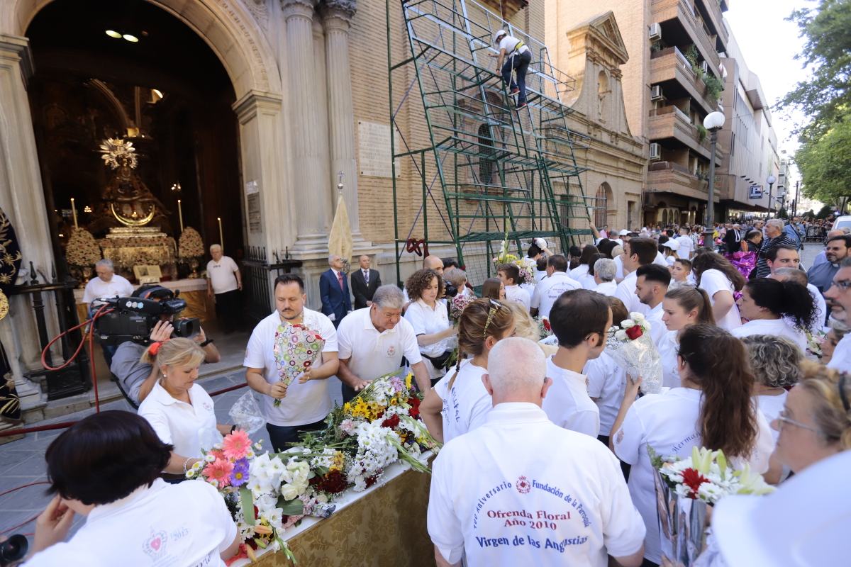 Miles de granadinos se reúnen en la Carrera para llenar de color la Basílica de las Angustias 