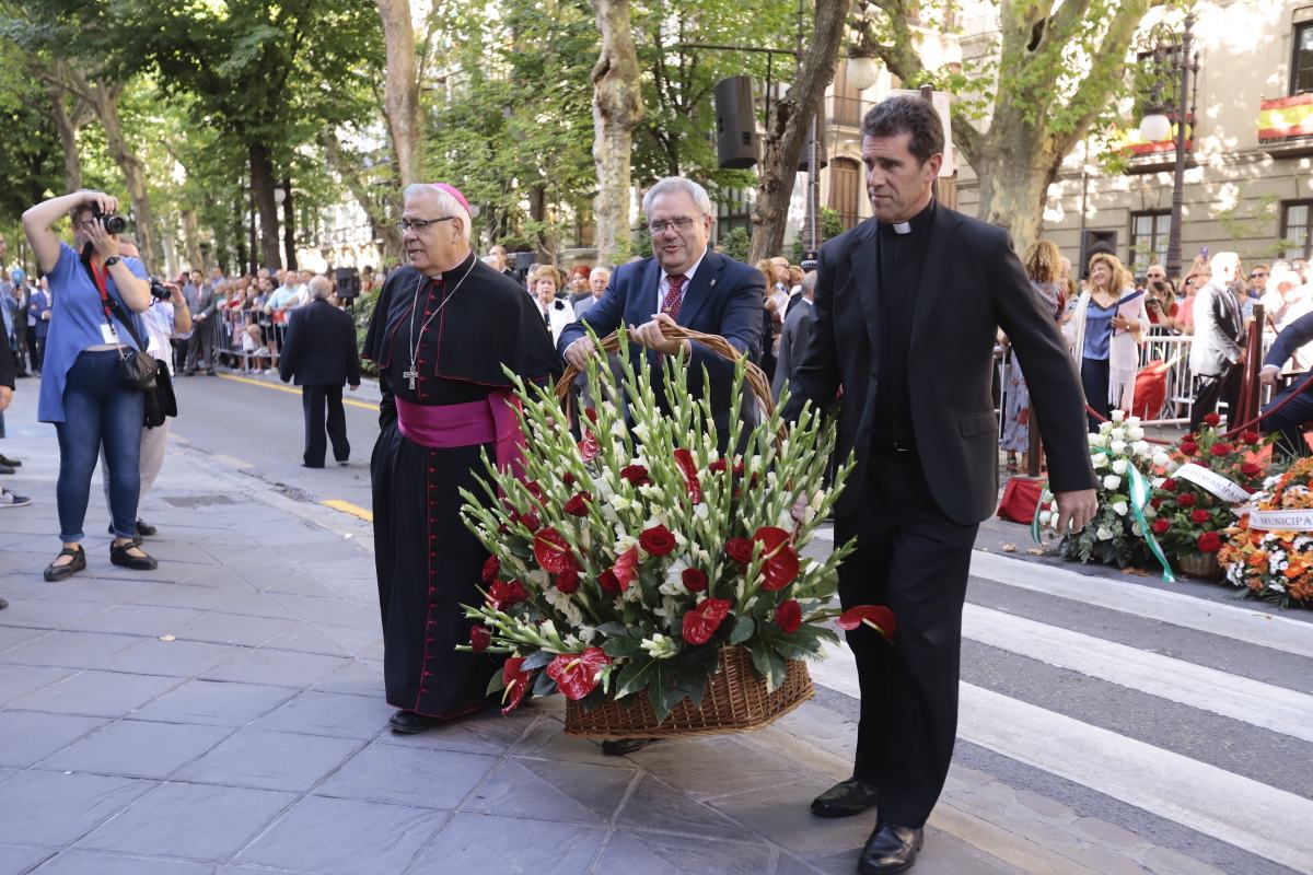 Miles de granadinos se reúnen en la Carrera para llenar de color la Basílica de las Angustias 