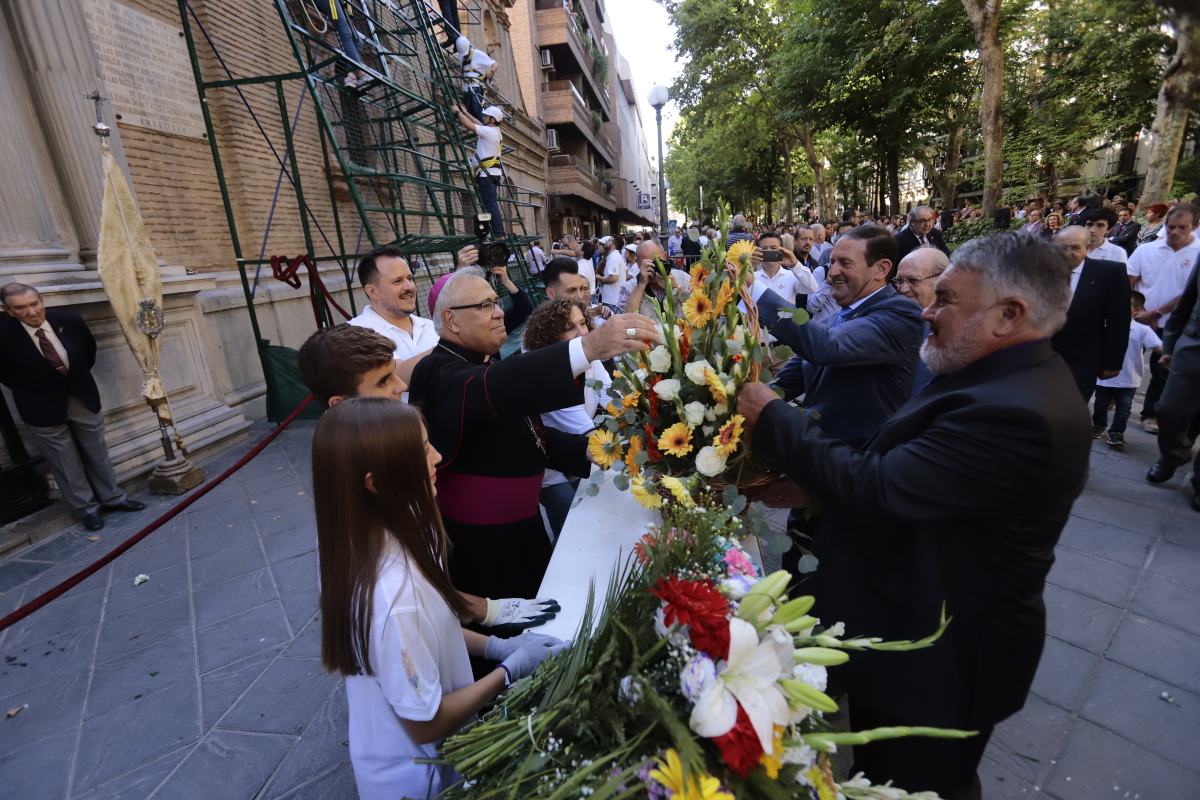 Miles de granadinos se reúnen en la Carrera para llenar de color la Basílica de las Angustias 