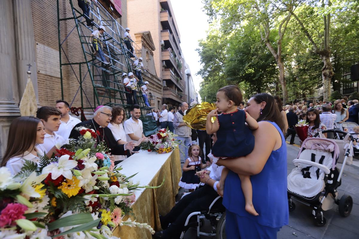 Miles de granadinos se reúnen en la Carrera para llenar de color la Basílica de las Angustias 