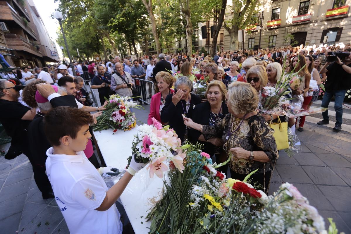 Miles de granadinos se reúnen en la Carrera para llenar de color la Basílica de las Angustias 