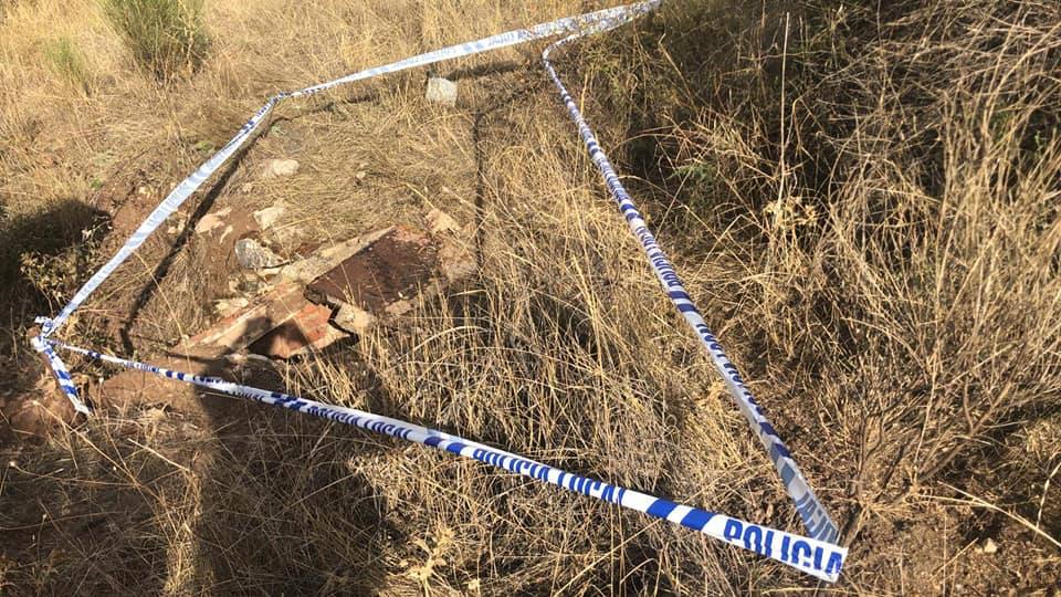 El pozo, señalizado por la Policía local, que ha dado orden a su propietario para que lo selle. 