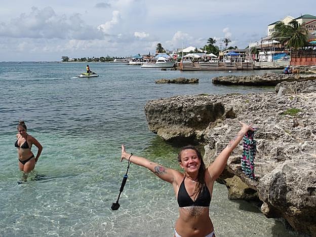 Una brasileña se da un baño 'caimaní' antes de embarcar .