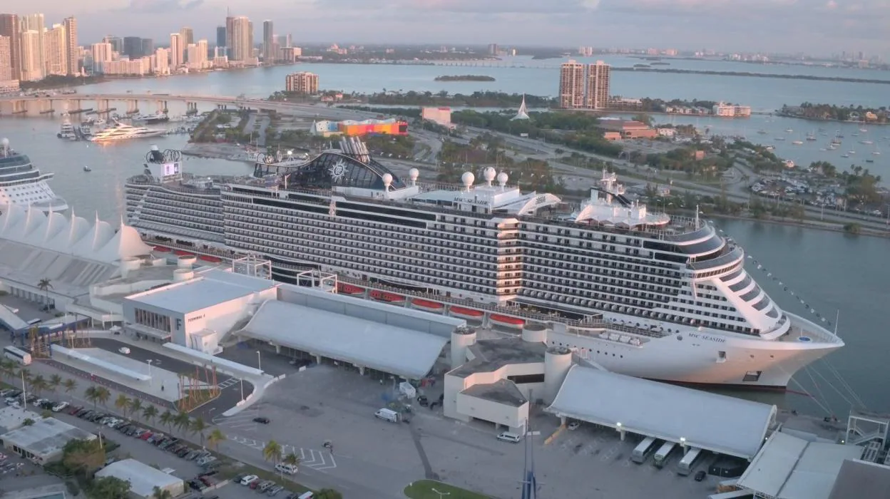 Imponente. El 'MSC Seaside', atracado en el puerto de Miami, listo para levar anclas e iniciar su singladura caribeña.