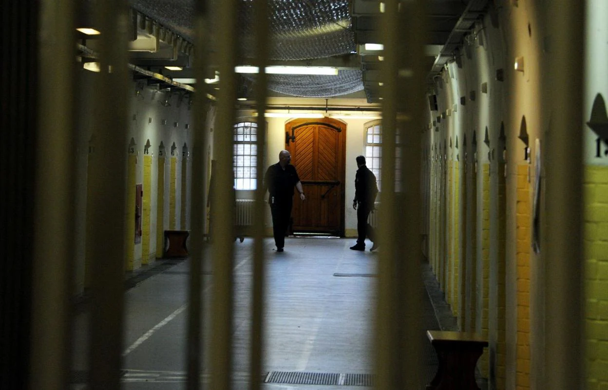 Entre rejas. Funcionarios de la prisión de Neumuenster, en el norte del país, hacen su ronda por una de las galerías.