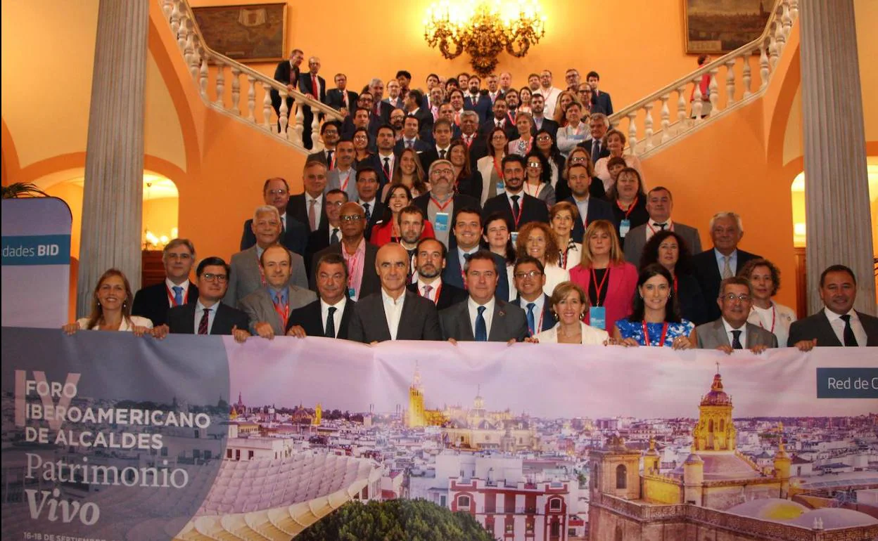 Participantes en el IV Foro Iberoamericano de Alcaldes, en Sevilla. 