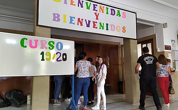 Alumnos a la entrada del salón de actos del IES Virgen del Carmen. 