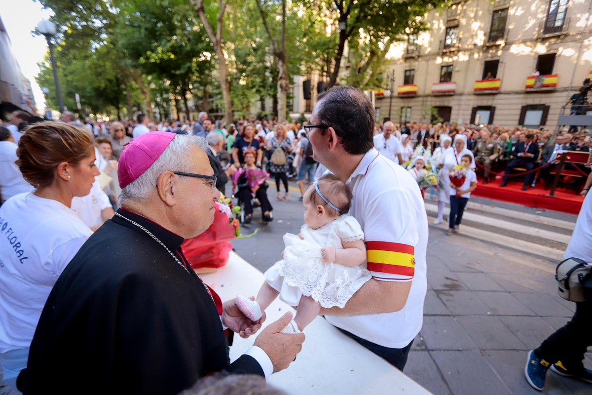 Miles de granadinos se reúnen en la Carrera para llenar de color la Basílica de las Angustias 