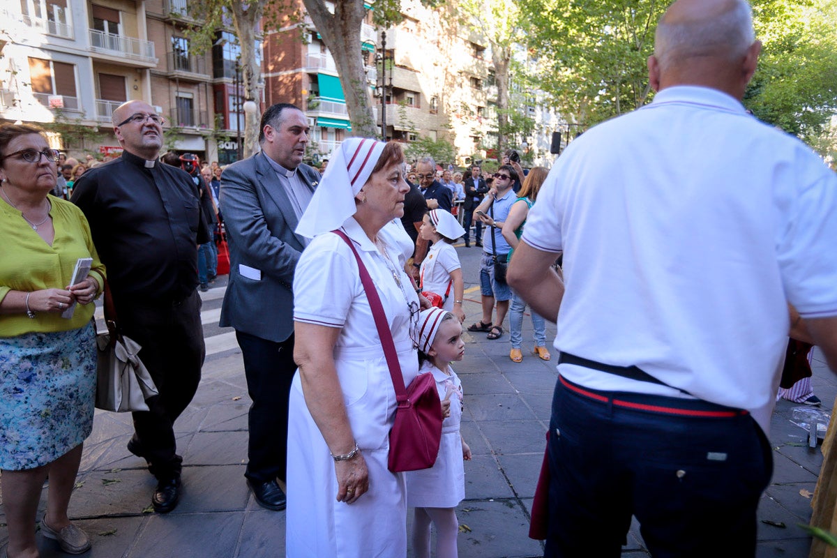 Miles de granadinos se reúnen en la Carrera para llenar de color la Basílica de las Angustias 