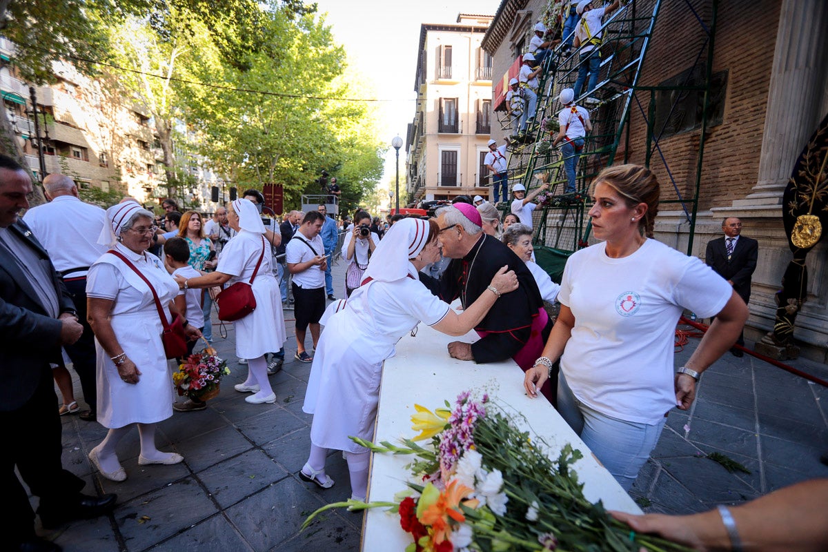 Miles de granadinos se reúnen en la Carrera para llenar de color la Basílica de las Angustias 