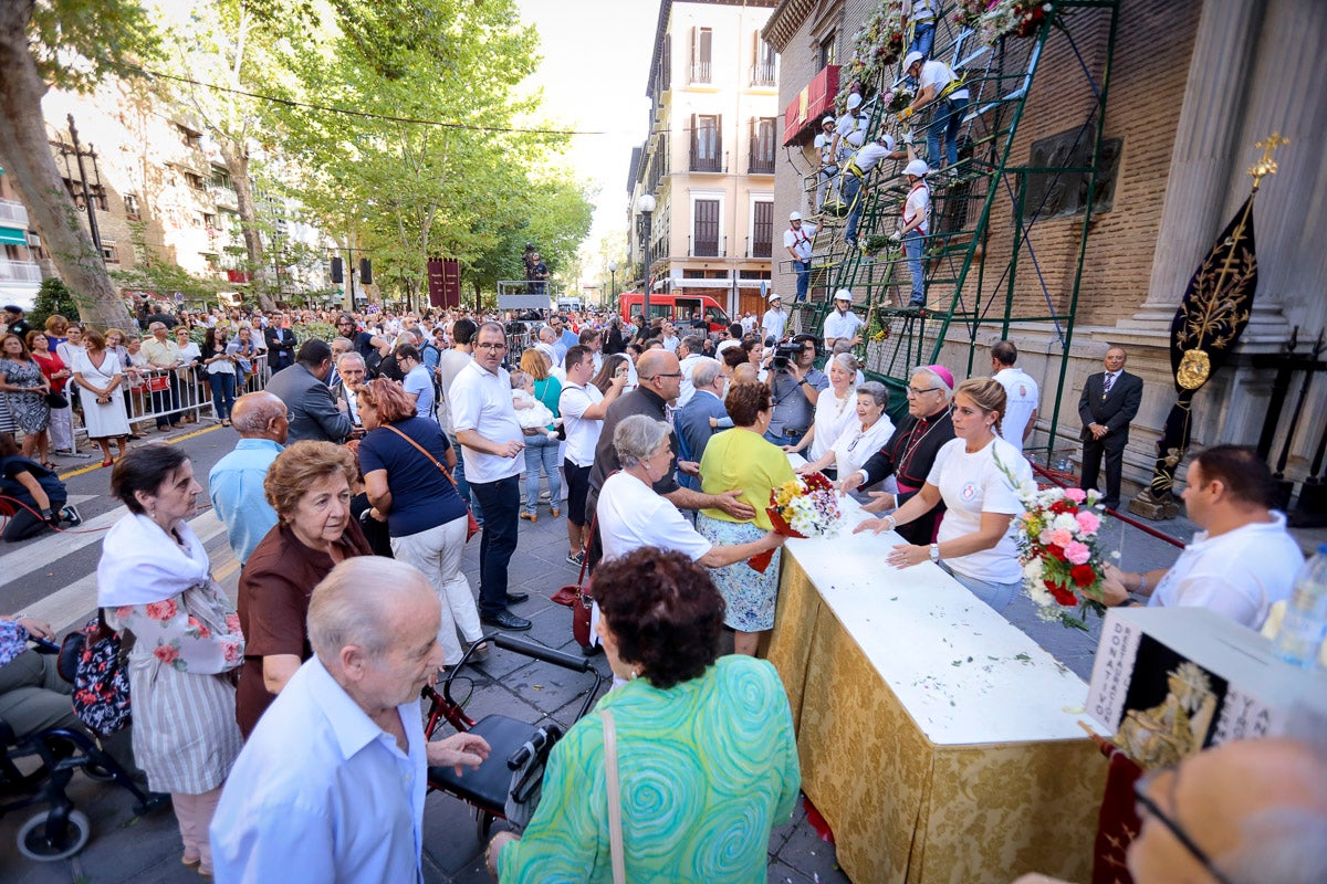 Miles de granadinos se reúnen en la Carrera para llenar de color la Basílica de las Angustias 