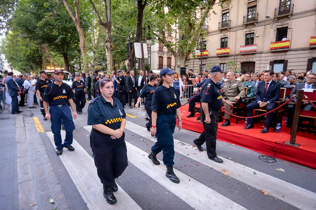 Miles de granadinos se reúnen en la Carrera para llenar de color la Basílica de las Angustias 