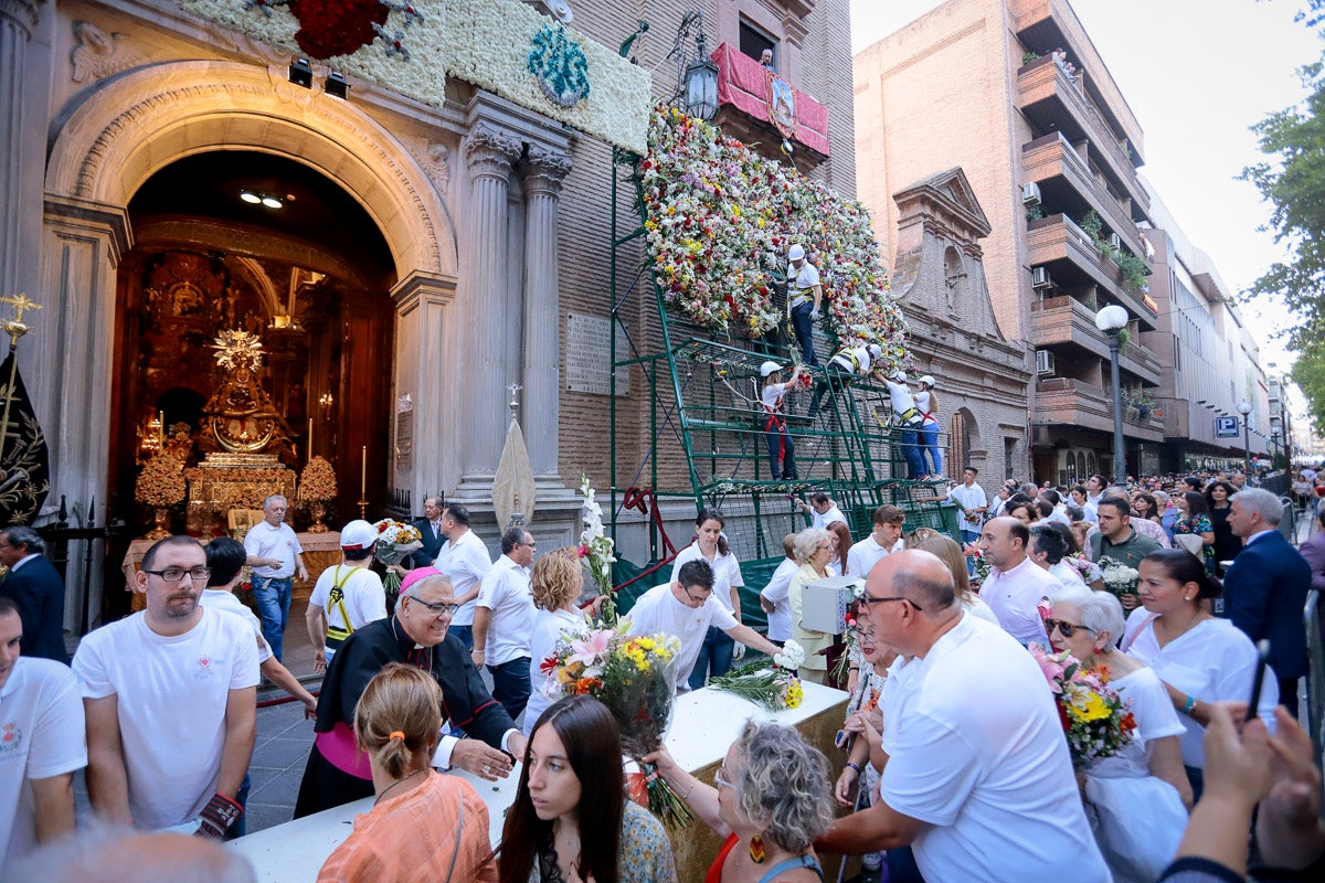 Miles de granadinos se reúnen en la Carrera para llenar de color la Basílica de las Angustias 