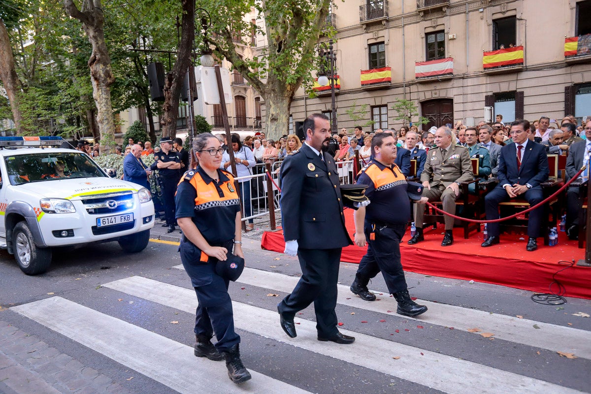 Miles de granadinos se reúnen en la Carrera para llenar de color la Basílica de las Angustias 