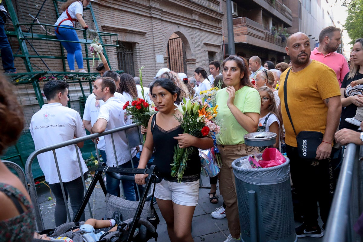 Miles de granadinos se reúnen en la Carrera para llenar de color la Basílica de las Angustias 