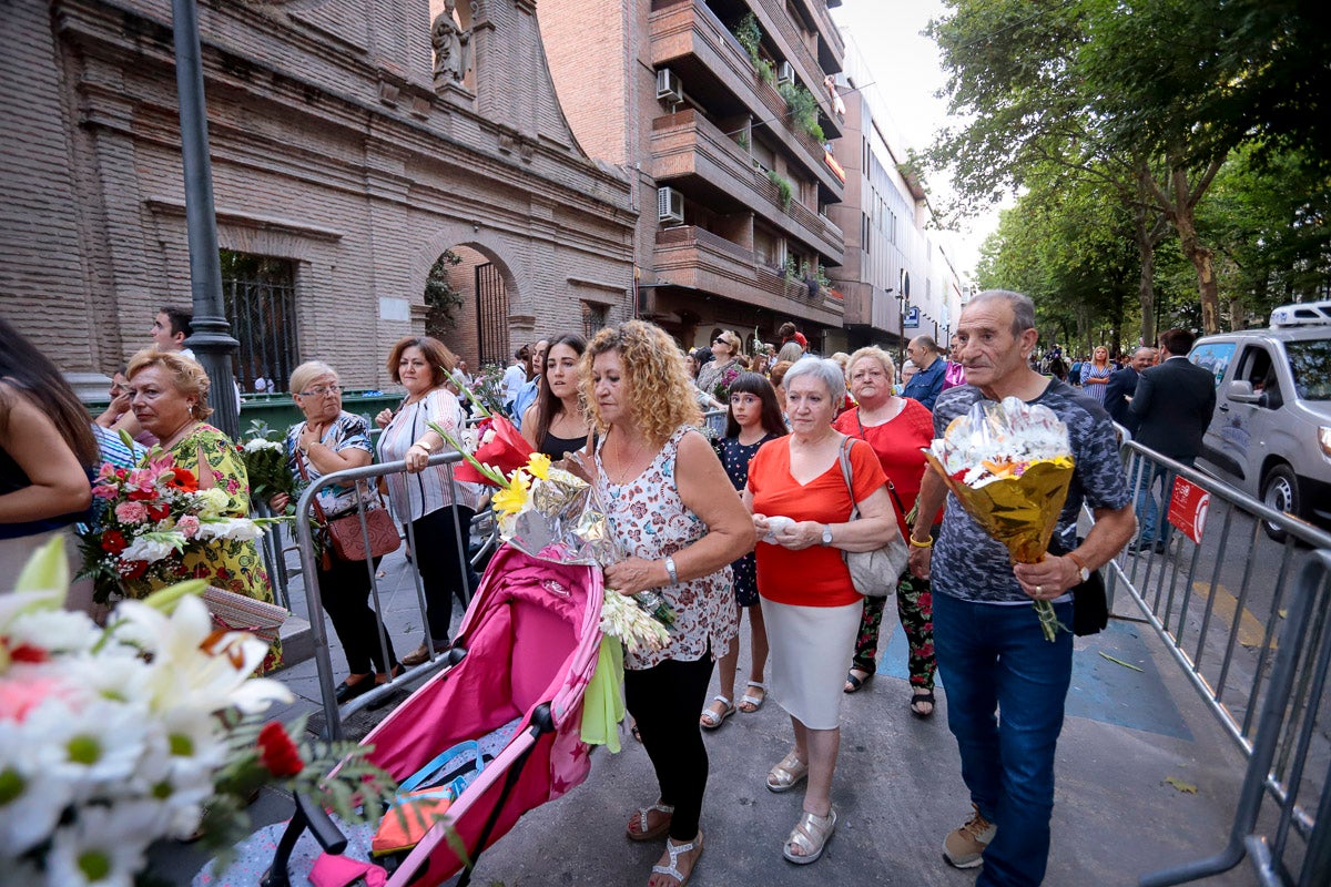 Miles de granadinos se reúnen en la Carrera para llenar de color la Basílica de las Angustias 