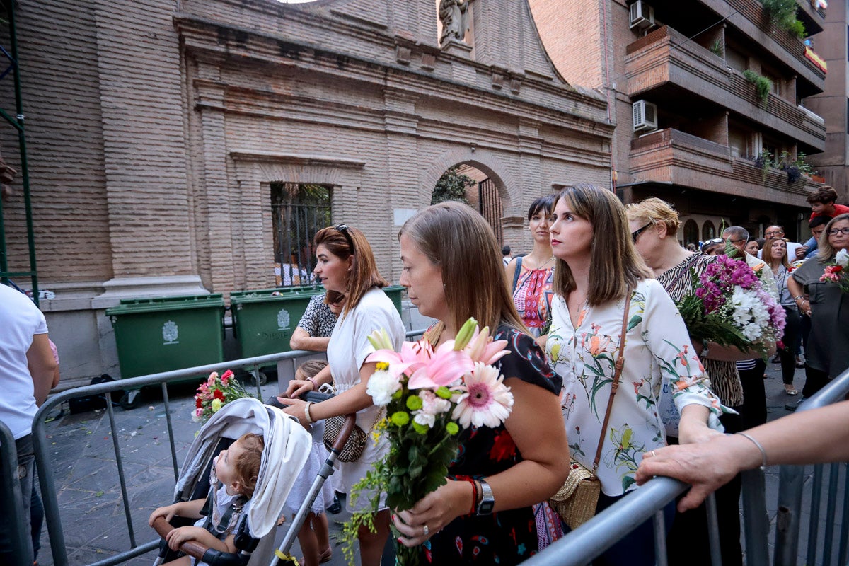 Miles de granadinos se reúnen en la Carrera para llenar de color la Basílica de las Angustias 